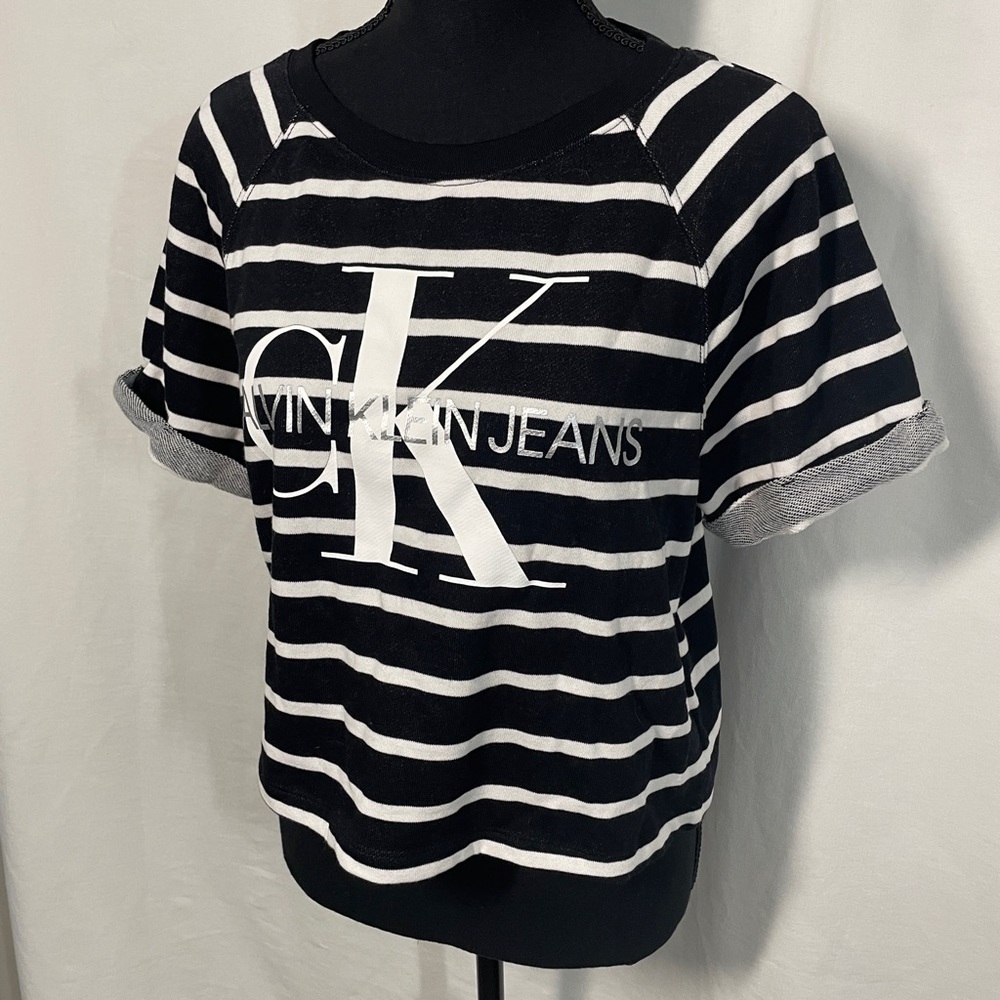 CALVIN KLEIN small black and white striped cropped t shirt